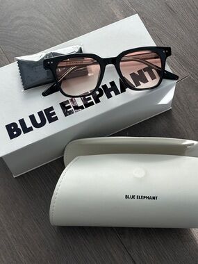 Blue Elephant - unisex Black Frame Sunglasses with Pink Gradient Lenses DEPS